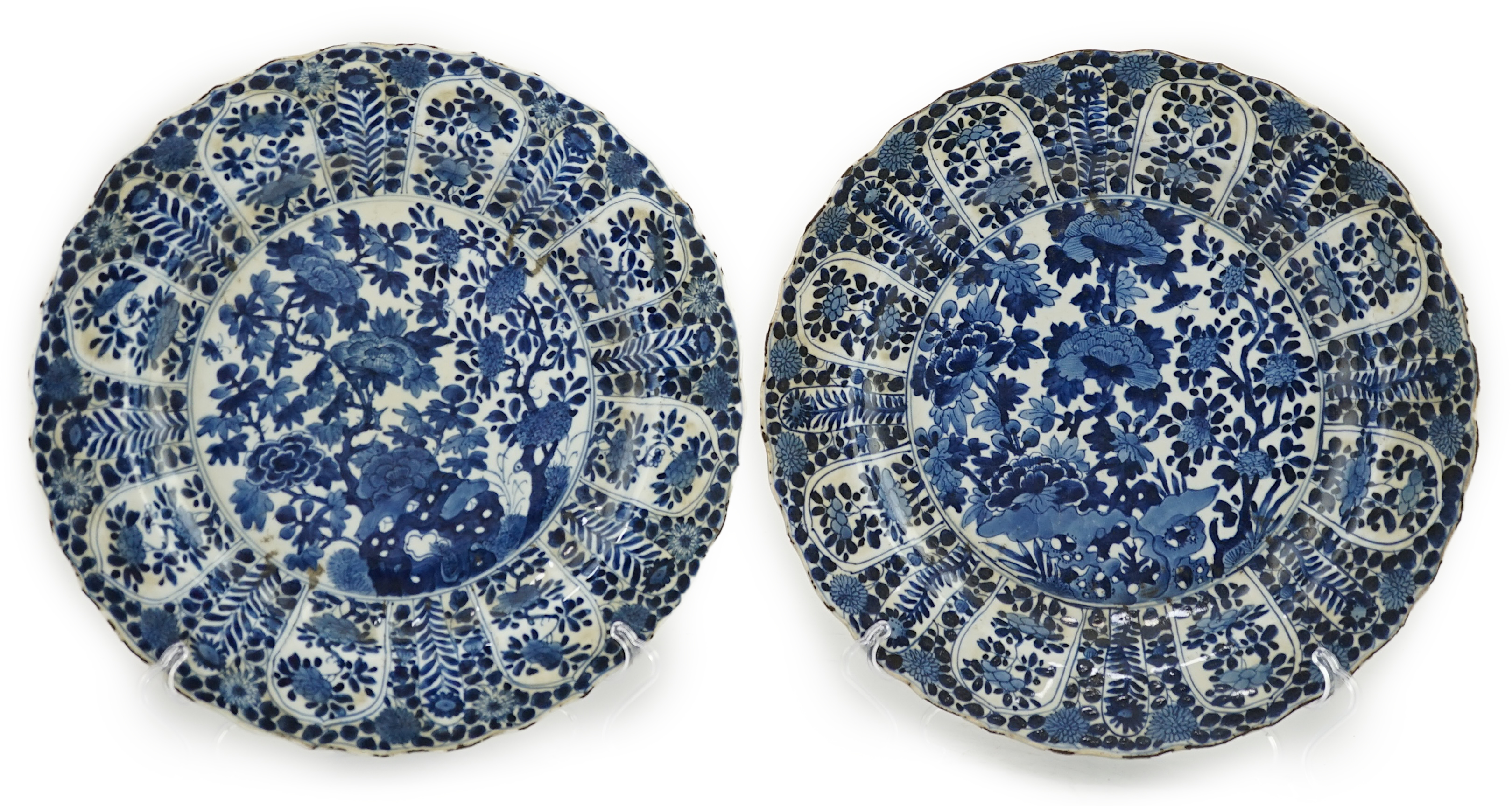 A pair of Chinese blue and white chargers, Kangxi period (1662-1722)